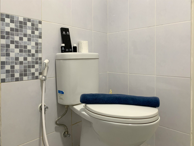 Bathroom 5, Comfortable and Spacious 1BR Tokyo Riverside PIK 2 Apartment By Travelio, Tangerang