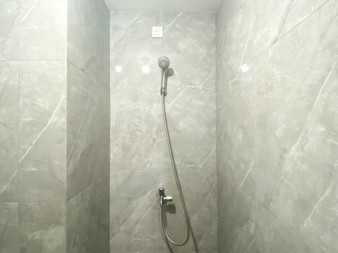 Bathroom 5, Restful and Tidy Studio Sayana Bekasi Apartment By Travelio, Bekasi