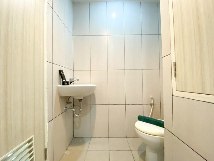 Bathroom 5, Minimalist and Strategic Studio Apartment at Grand Kamala Lagoon By Travelio, Bekasi