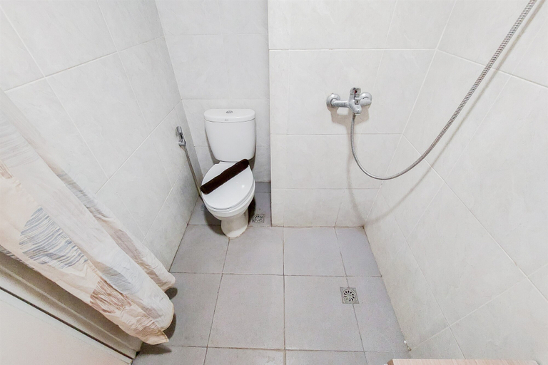 Bathroom 5, Cozy with Modern Design Studio Parkland Avenue Apartment By Travelio, Tangerang Selatan
