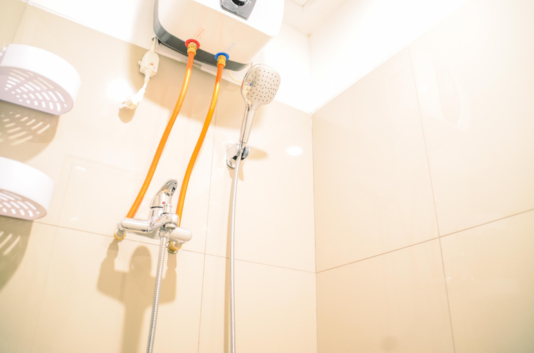 Bathroom 2, Dashing Studio at Baileys Apartment By Travelio, South Tangerang