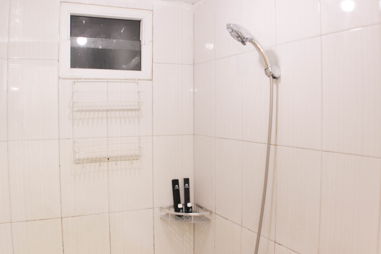 Bathroom 5, Warm and Cozy Studio at Grand Center Point Apartment By Travelio, Bekasi