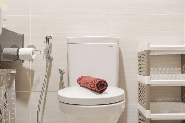 Bathroom 5, New and Homey Studio at West Vista Apartment By Travelio, Jakarta Barat