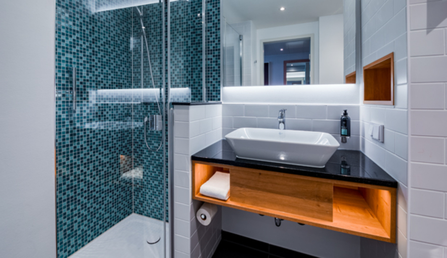 Bathroom 5, Premier Inn Muenchen Airport Sued, Freising