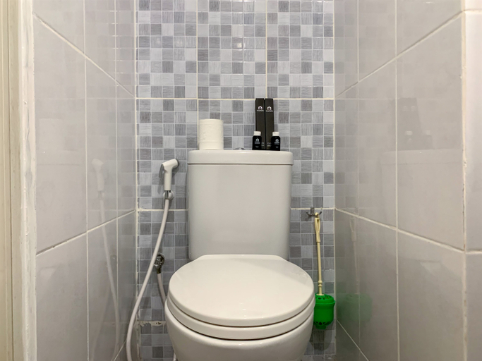 Bathroom 5, Cozy and Warm Studio Tokyo Riverside PIK 2 Apartment By Travelio, Tangerang