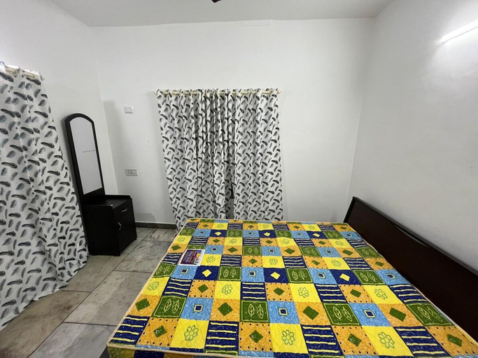 Bedroom 2, Flamingos, Thiruvananthapuram