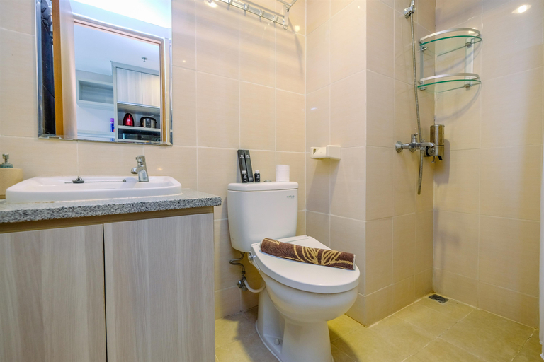 Bathroom 5, Relaxing Studio at The Oasis Apartment By Travelio, Cikarang