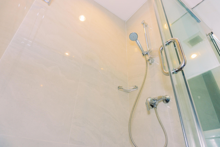 Bathroom 5, Homey and Minimalist Studio Room at GP Plaza Apartment By Travelio, Jakarta Pusat