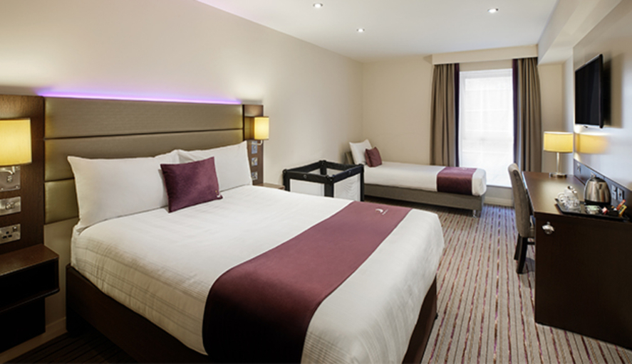 Bedroom 4, Premier Inn Solihull South - M42, Solihull
