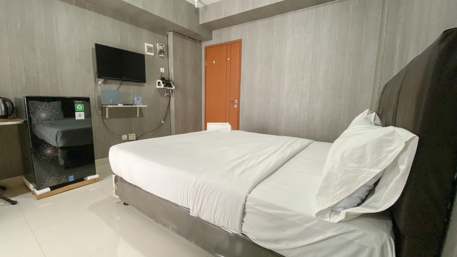 Bedroom 4, Homey and Tidy Studio Green Park View Apartment By Travelio, West Jakarta