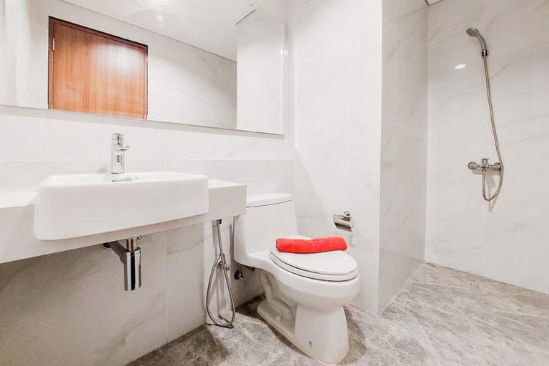 Bathroom 5, Gorgeous 1BR Apartment at The Smith Alam Sutera By Travelio, Tangerang