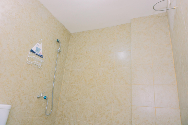 Bathroom 3, Modern Look and Homey 2BR at Great Western Apartment By Travelio, Tangerang