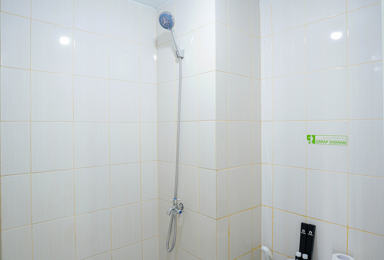 Bathroom 5, Comfortable Studio Apartment Ayodhya Residence Tangerang By Travelio, Tangerang