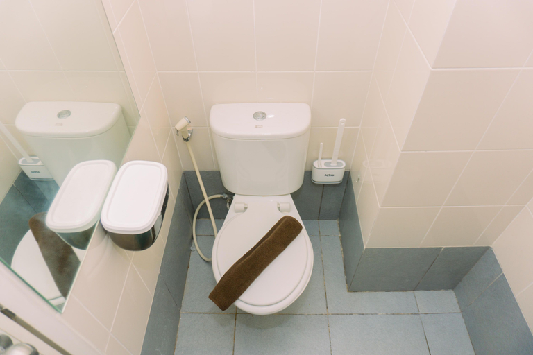 Bathroom 5, Nice and Comfy Studio Apartment Akasa Pure Living BSD By Travelio, South Tangerang