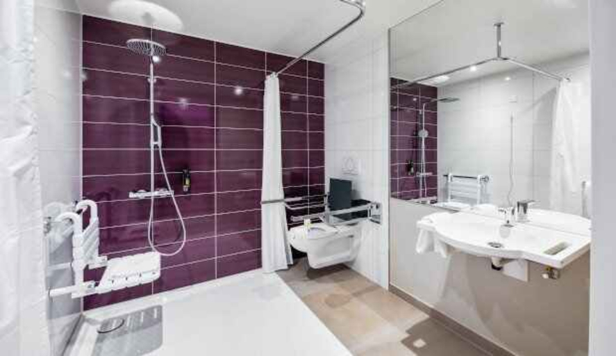 Bathroom 5, Premier Inn Stuttgart City Europaviertel, Stuttgart
