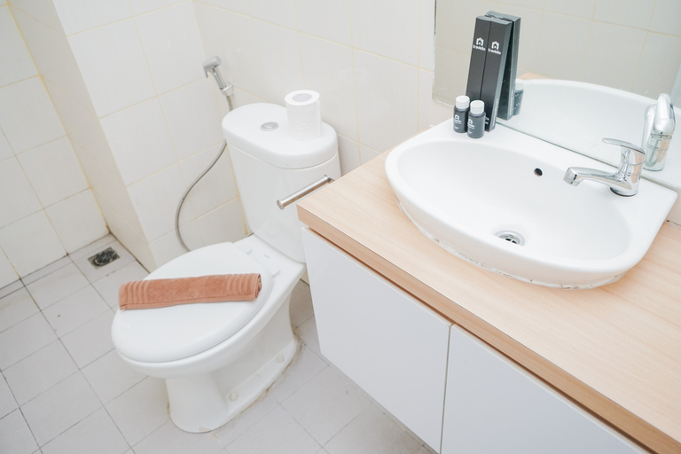 Bathroom 5, Fully Furnished with Comfortable Design 2BR Apartment Ayodhya Residences By Travelio, Tangerang