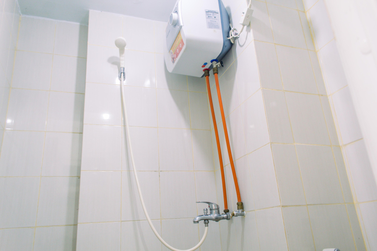 Bathroom 5, Nice and Comfort Studio at Ayodhya Residence Tangerang Apartment By Travelio, Tangerang