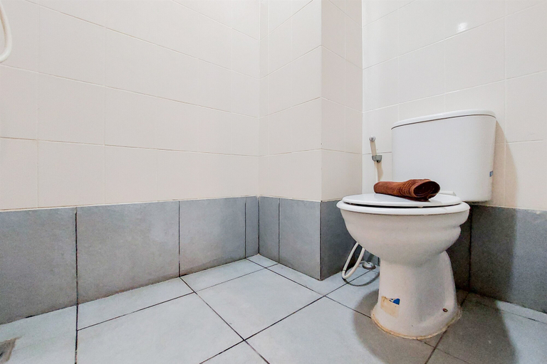 Bathroom 5, Restful Studio Room at Akasa Pure Living BSD Apartment By Travelio, Tangerang Selatan