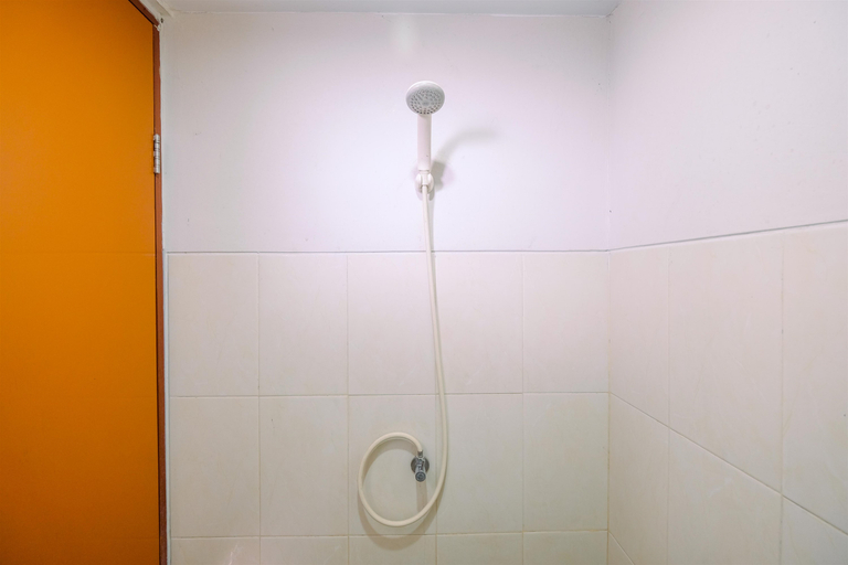 Bathroom 5, Relaxing and Simply Studio Green Lake View Apartment By Travelio, Tangerang Selatan
