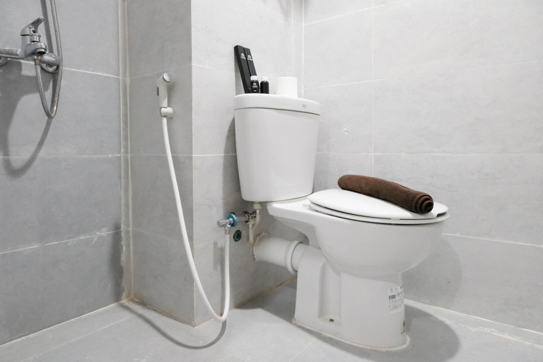 Bathroom 5, Relaxing Studio with Suramadu Bridge View at Taman Melati Surabaya Apartment By Travelio, Surabaya