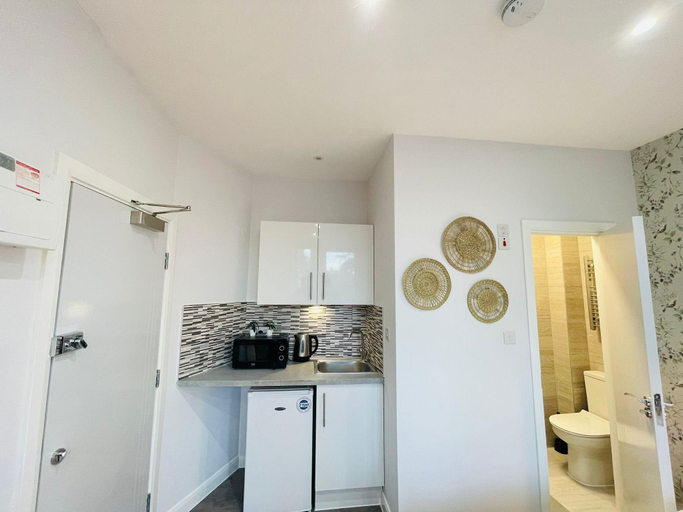 Others 5, Hawkwood Serviced Apartments, London