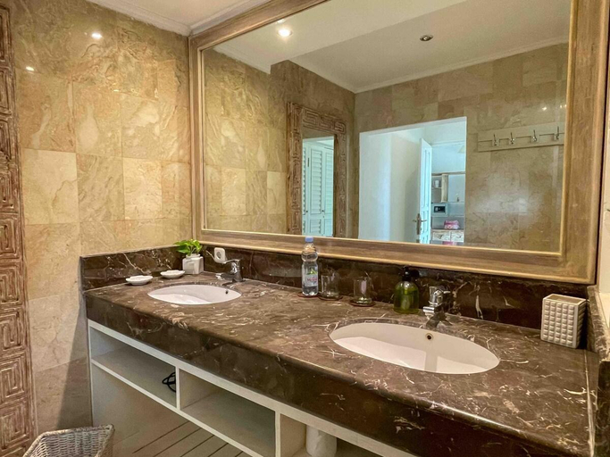 Bathroom 4, Villa Putih, Beach House 150m to Berawa beach!, Badung