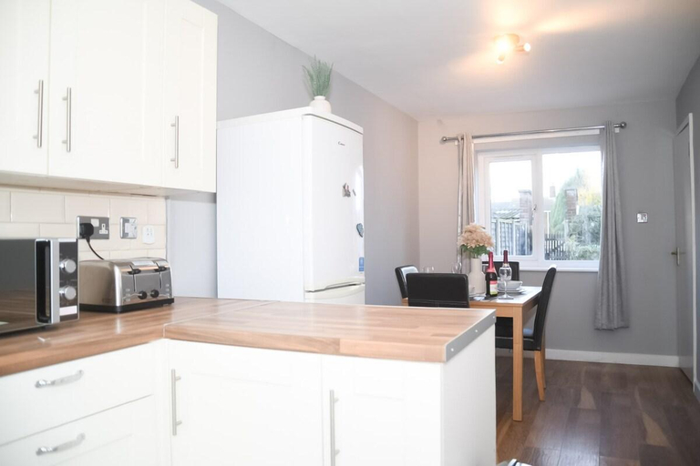 Others 2, Comfy and Cheerful 3-bedroom home in West Midlands, Walsall