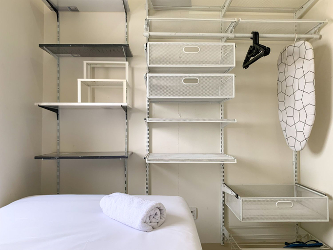 Bedroom 5, Modern Look and Comfortable 2BR Green Pramuka City Apartment By Travelio, Jakarta Pusat