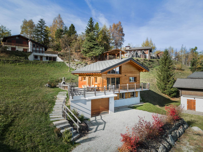 Exterior & Views