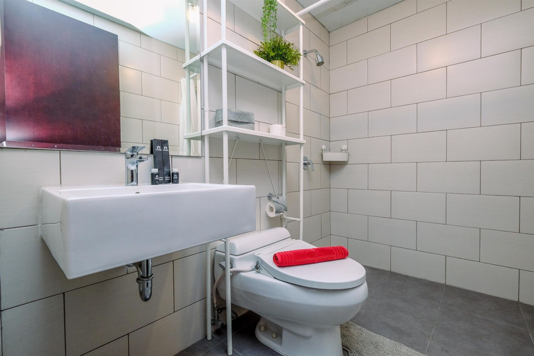 Bathroom 5, Modern Look and Comfy 2BR at Lexington Apartment By Travelio, South Jakarta