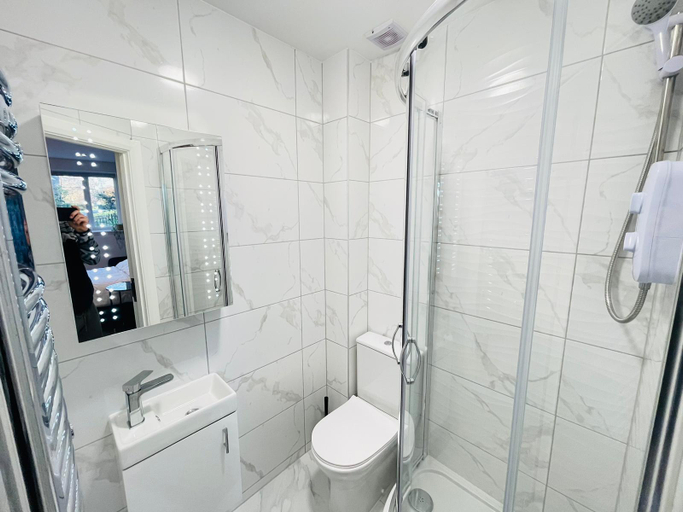 Bathroom, Hawkwood Serviced Apartments, London