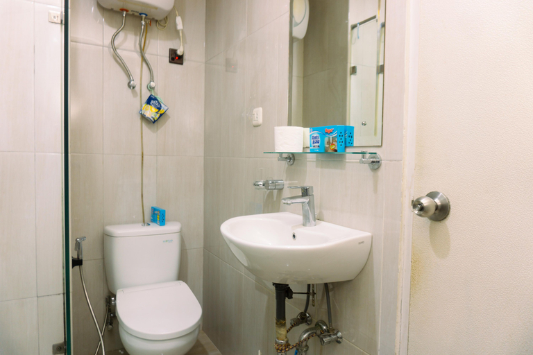 Bathroom 5, Comfort 2BR at Semanggi Apartment By Travelio, Jakarta Pusat