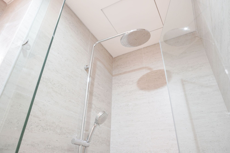 Bathroom 5, Exclusive Studio at Gold Coast Apartment By Travelio, North Jakarta