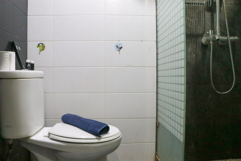 Bathroom 5, Comfort Studio at Gading Icon Apartment By Travelio, Jakarta Timur