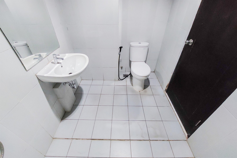 Bathroom 5, Nice and Comfy 1BR at Casa De Parco Apartment By Travelio, Tangerang