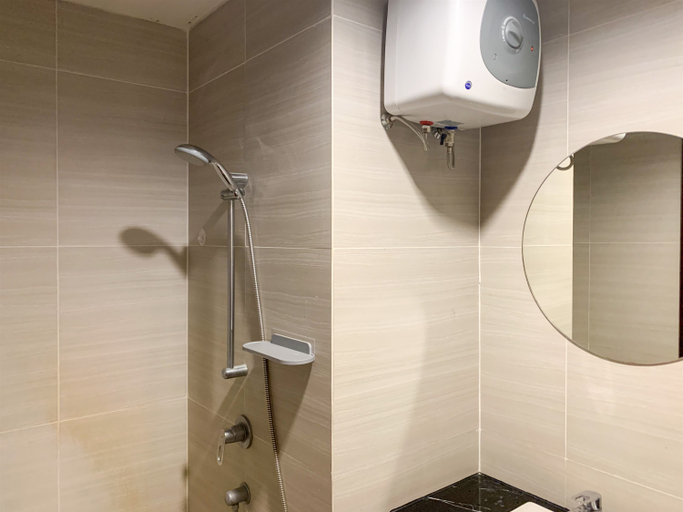Bathroom 5, Modern and Comfort Design Studio Room at West Vista Apartment By Travelio, Jakarta Barat
