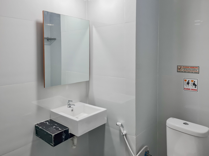 Bathroom 5, Sans Hotel Grand Sabaraya Cikampek, Karawang