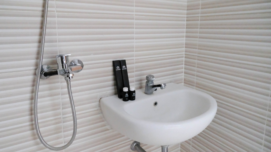 Bathroom 5, Calm and Relax Studio at Puncak Bukit Golf Apartment By Travelio, Surabaya