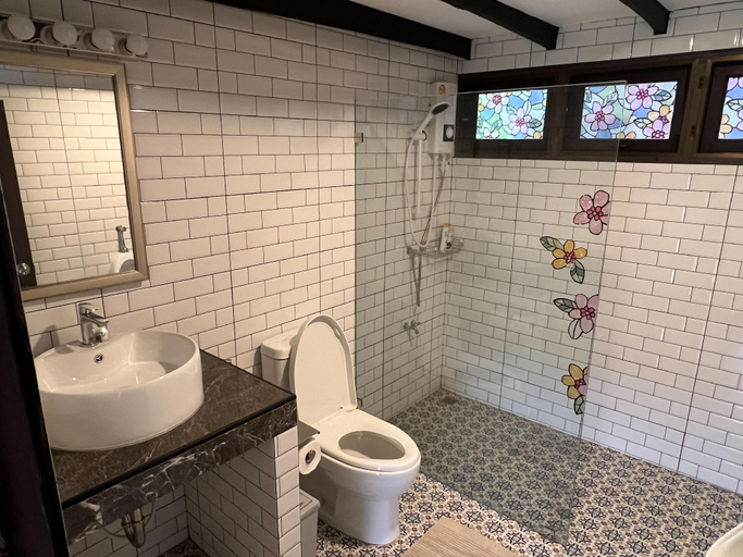 Bathroom 2, Baan Khun Waew Rimdoi Super Cozy Guesthouse, Mae Rim