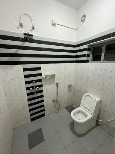 Bathroom 3, Flamingos, Thiruvananthapuram