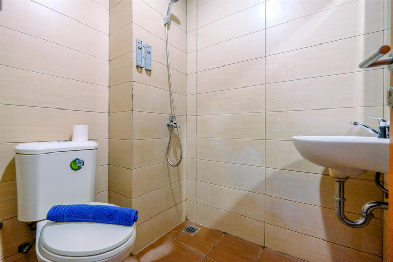 Bathroom 5, Homey Studio at 10th Floor Margonda Residence 5 Apartment By Travelio, Depok