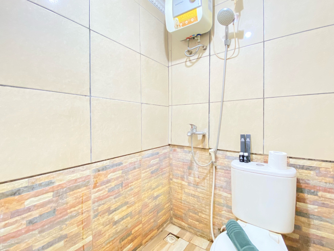 Bathroom 5, Modest 2BR Apartment at Suites @Metro By Travelio, Bandung