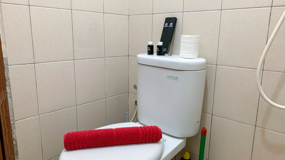 Bathroom 5, Cozy and Tidy Studio at Tifolia Apartment By Travelio, East Jakarta