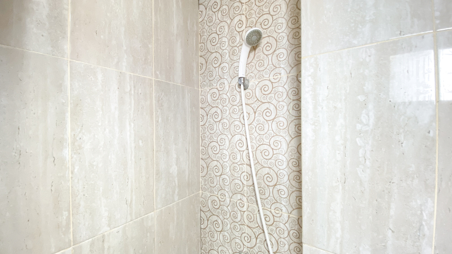 Bathroom 5, Homey and Tidy Studio Green Park View Apartment By Travelio, West Jakarta