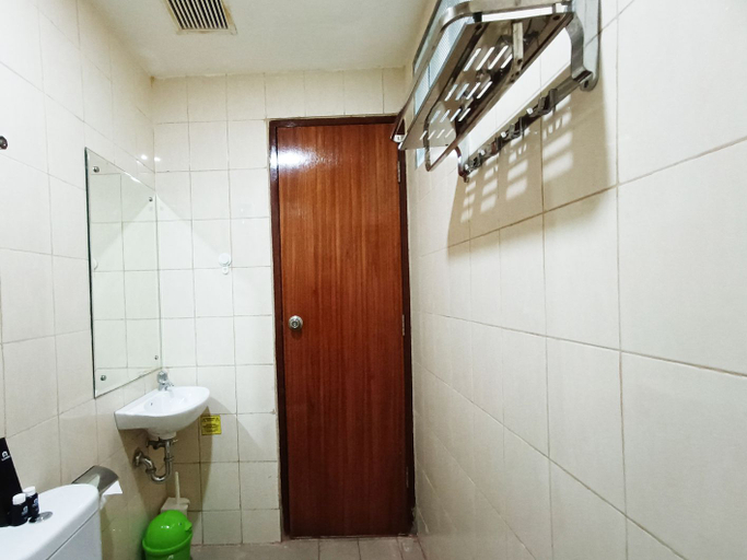 Bathroom 4, Good Deal and Comfy 1BR Vida View Apartment By Travelio, Makassar