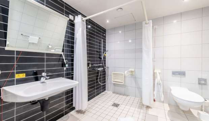 Bathroom 5, Premier Inn Heidelberg City Zentrum, Heidelberg