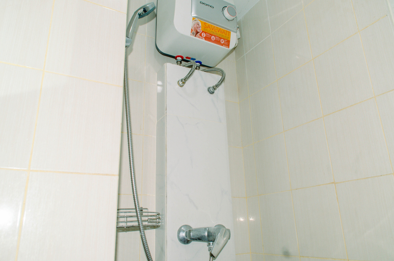 Bathroom 5, Comfort Studio Apartment at Ayodhya Residence By Travelio, Tangerang