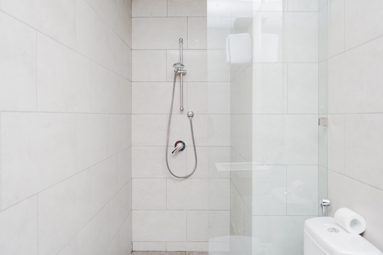 Bathroom 5, Comfortable and Minimalist 2BR Roseville Apartment By Travelio, South Tangerang