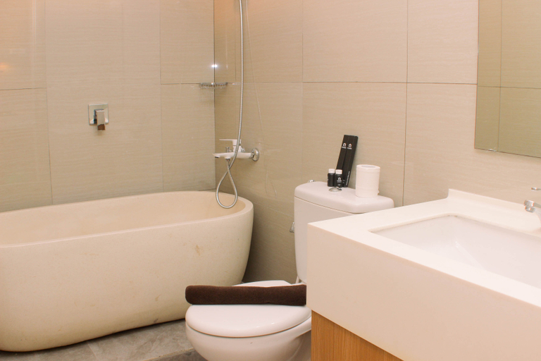Bathroom 5, Cozy Studio Apartment at Orange County By Travelio, Cikarang