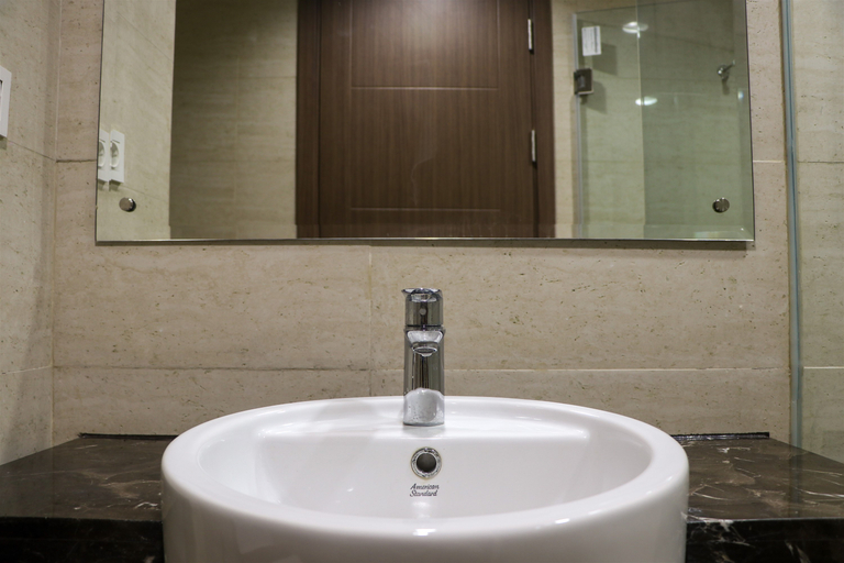 Bathroom 5, Nice and Elegant Studio at Arandra Apartment By Travelio, Jakarta Pusat
